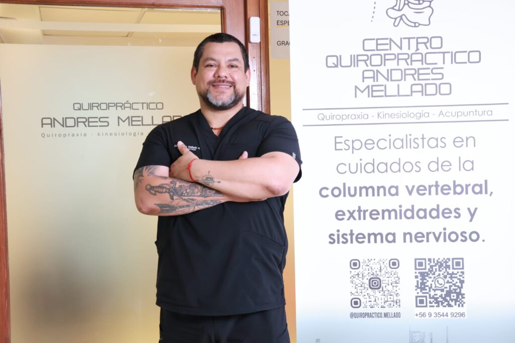 Andrés Mellado quiropráctico atendiendo a un paciente en Antofagasta